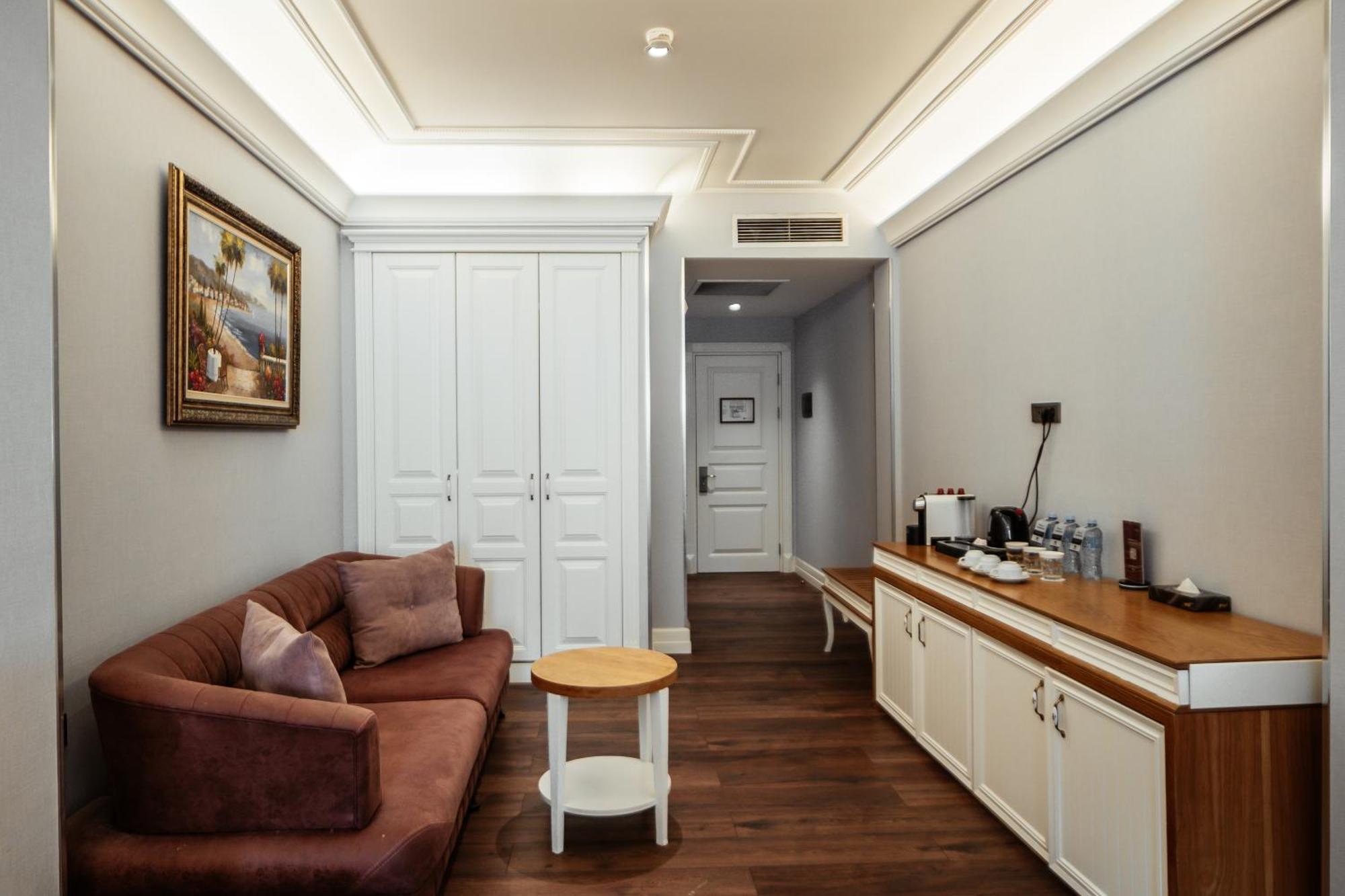 Theatrum Hotel Баку Екстер'єр фото A room at the hotel