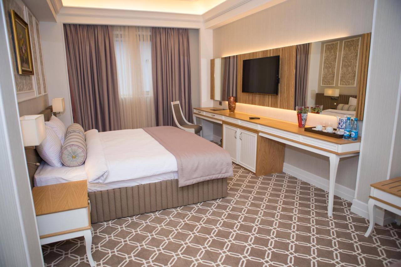 Theatrum Hotel Баку Екстер'єр фото A bedroom at the hotel